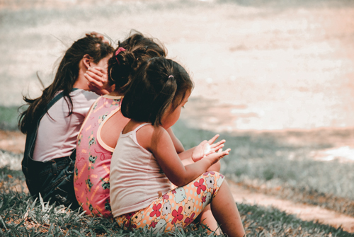 Groepje kinderen zittend in het gras